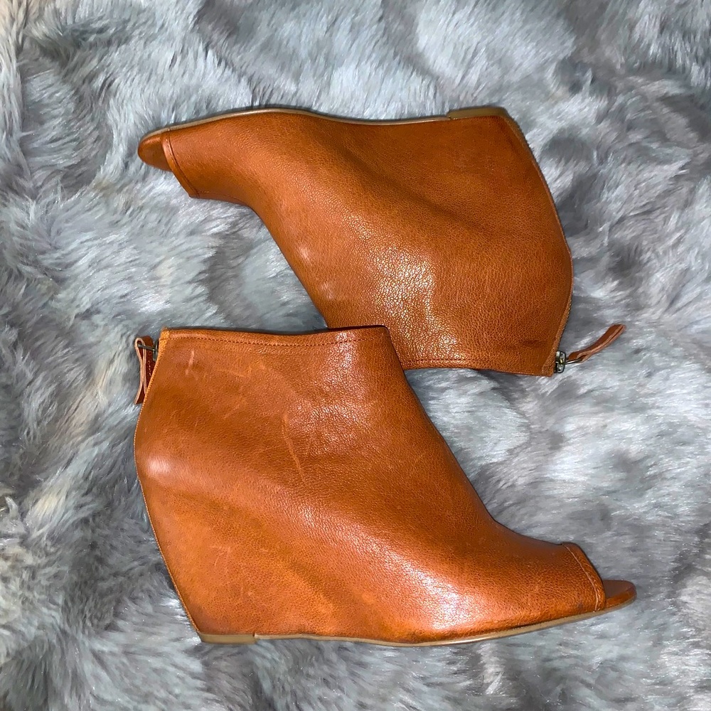Cognac leather wedges